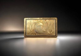 原来银行卡上的金色卡片竟是真金？揭秘银行背后的秘密！
